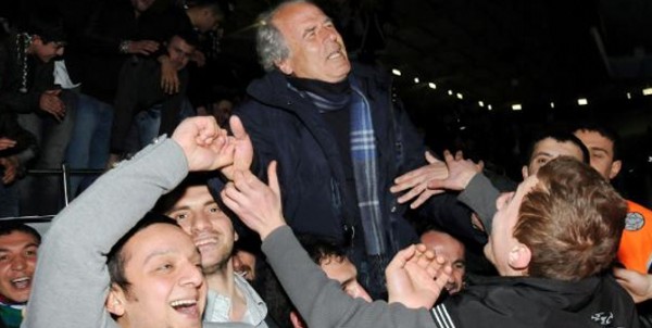 Mustafa Denizli omuzlarda tand!